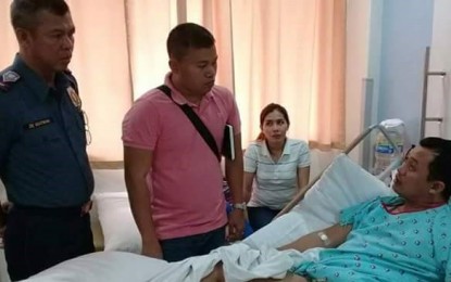 <p><strong>VISITING THE WOUNDED.</strong> Chief Inspector Melchor Quisto, head of Police Regional Office-6 Medical Dispensary, and Senior Police Officer 4 Edgar Allan de Guzman, visit Police Officer 3 Reynaldo Bauden Jr. at a hospital in Bacolod City on Thursday (May 17, 2018). <em>(Photo courtesy of Negros Occidental Provincial Mobile Force Company North PCR)</em></p>
